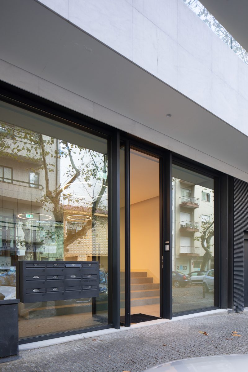 Entrance of a residential building in Matosinhos by MARTINA Architecture